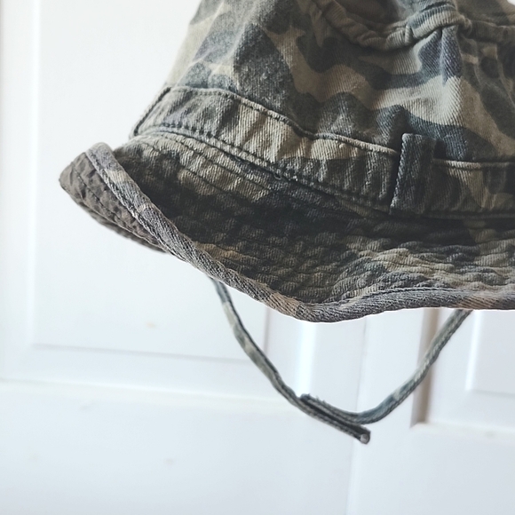BabyGAP camo hat w/ strap - Picture 4 of 5
